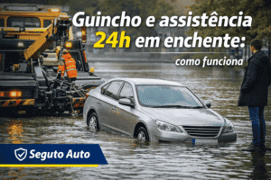 Carro parado em rua alagada sendo atendido por guincho enquanto o motorista aguarda a assistência 24h do seguro auto