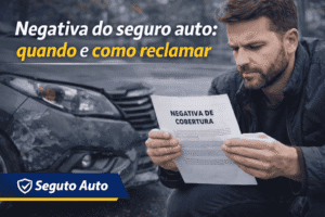 Motorista analisando carta de negativa do seguro auto ao lado de um carro parado após um sinistro leve