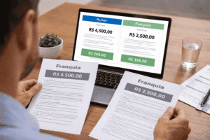 Motorista comparando duas cotações de seguro auto no notebook, com valores de franquia diferentes destacados.